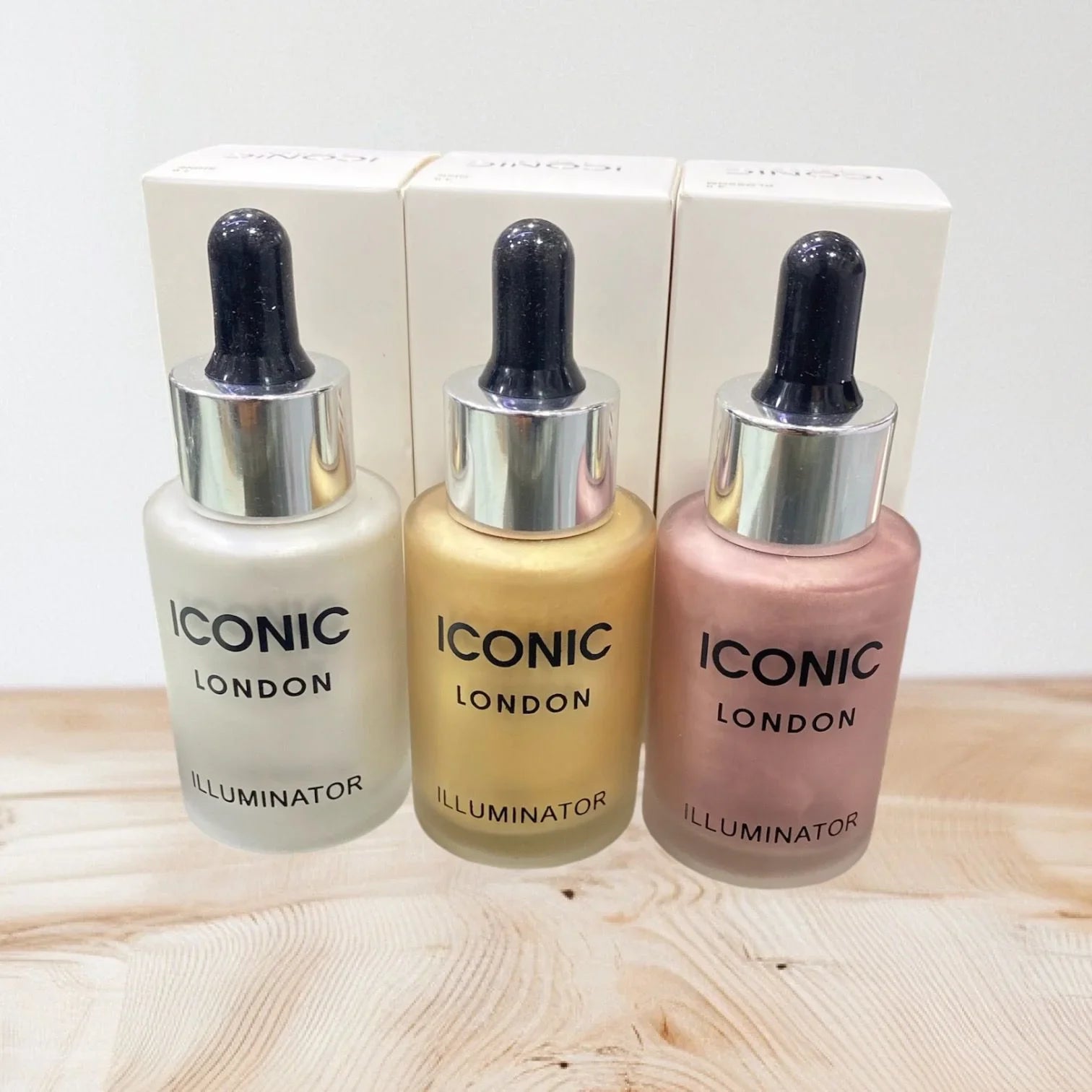 Iconic London Illuminator – Soft, Buildable Liquid Highlighter